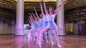 El Koi ballet ofrece una función solidaria.