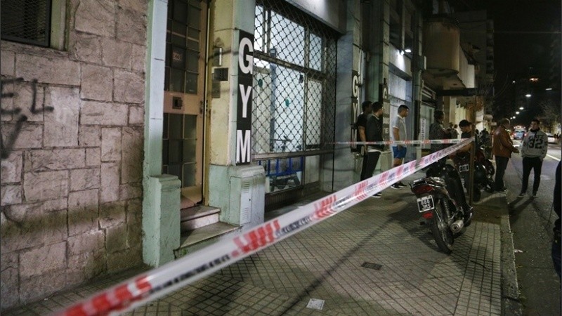 Rojas y sus víctimas vivían en una casa de pasillo del centro de Rosario.