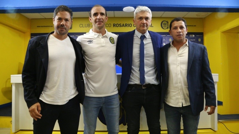 Somoza con los principales dirigentes que lo eligieron para ser el DT de Central