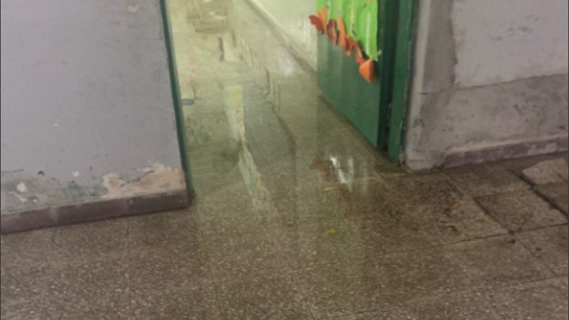 Salones inundados de la escuela 756.