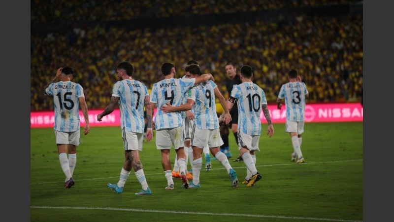 El festejo de los jugadores argentinos que alcanzaron el récord histórico con 31 juegos invicto