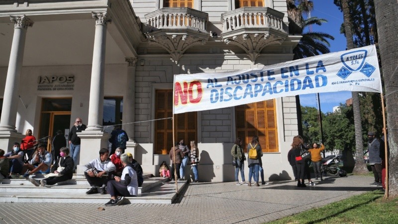 La manifestación copó la calle frente a la sede de Iapos.