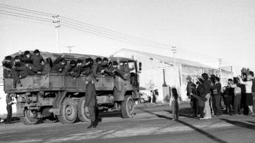 Soldados reciben el cariño de los habitantes de Puerto Madryn tras arribar al continente.