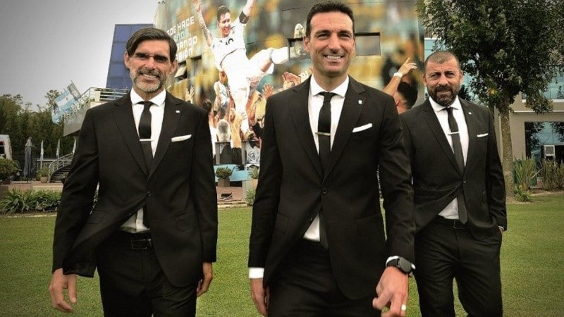 El técnico argentino estuvo acompañado por Chiqui Tapia en la ceremonia.