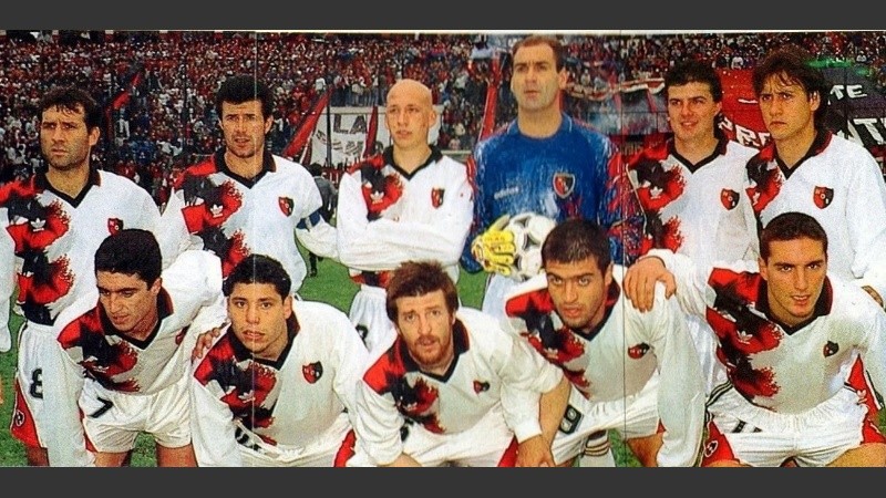 Martino (de pie a la izquierda) y Scaloni (agachado en la derecha).