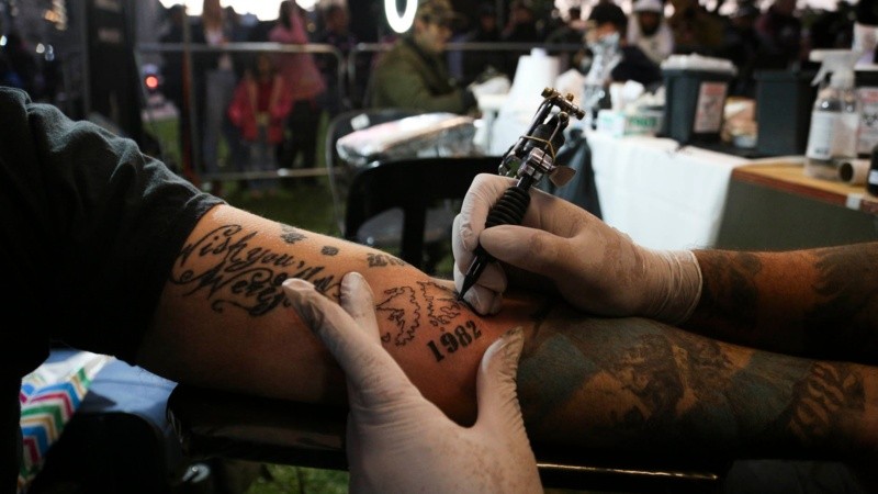 Tatuadores plasmaban gratis a Malvinas en la piel. 