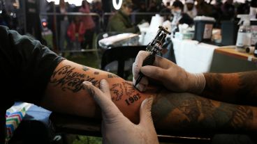 Tatuadores plasmaban gratis a Malvinas en la piel.