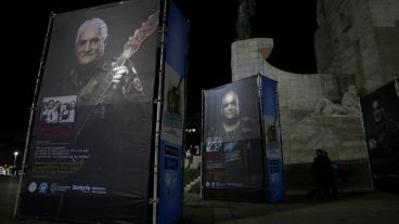 La instalación con fotografías gigantes frente al Monumento.