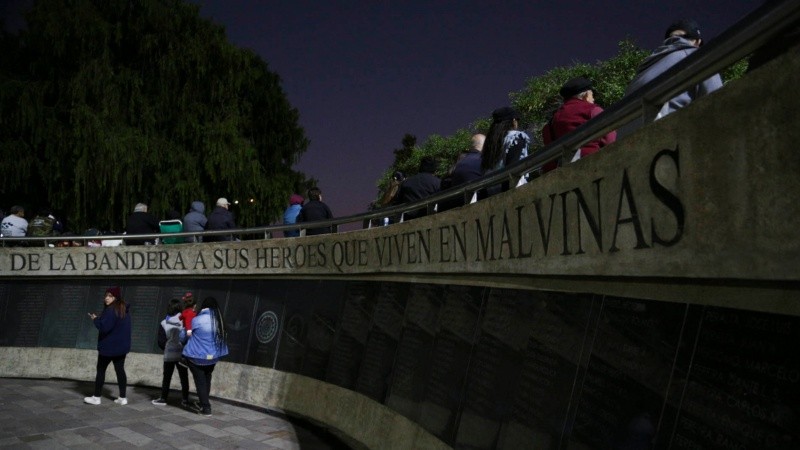 Muchas personas pasaron por el Cenotafio para recordar a los Caídos en Malvinas. 