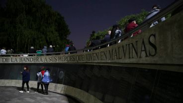 Muchas personas pasaron por el Cenotafio para recordar a los Caídos en Malvinas.