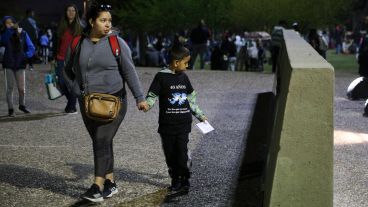 De todas las edades en la vigilia por los 40 años de la guerra de Malvinas.