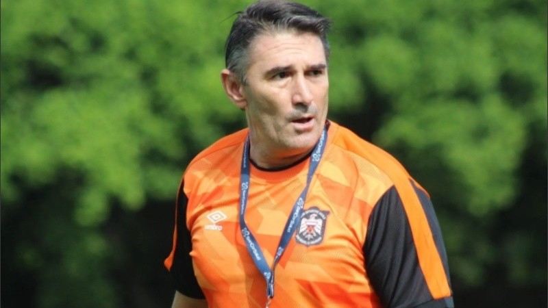 Domizzi viene de dirigir en el fútbol de El Salvador.