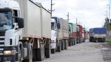 La llegada masiva de camiones complica a muchas ciudades de la región que terminan sitiadas.
