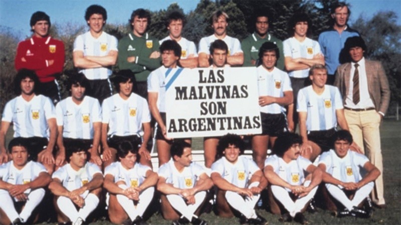 El equipo de Menotti posaba con un cartel que rezaba por las Malvinas Argentinas.