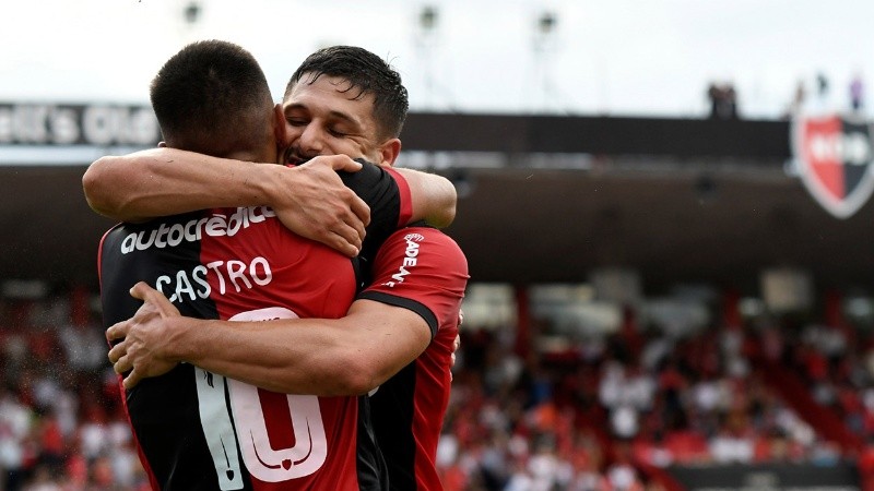 Abrazo de gol entre Nico Castro y Juanchón García