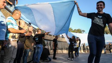 Jóvenes de "Generación Malvinas" con la bandera de Argentina.