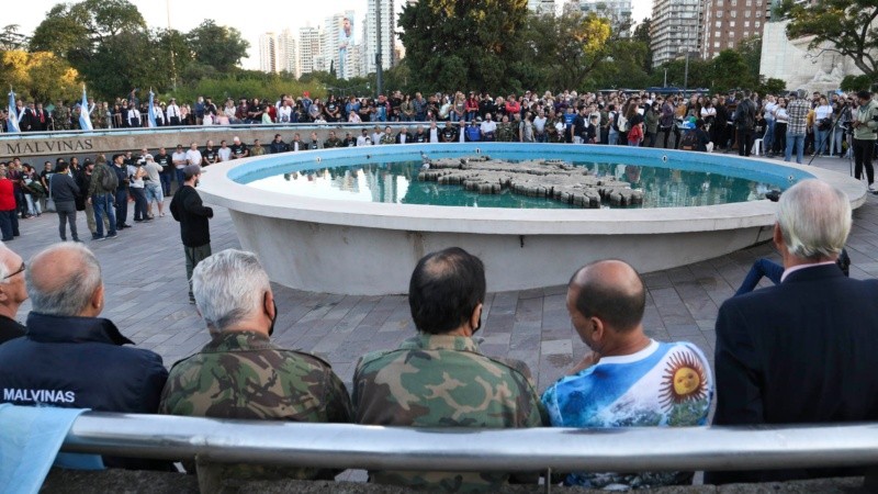El cenotafio es el principal homenaje a los caídos en Rosario, frente al Monumento.