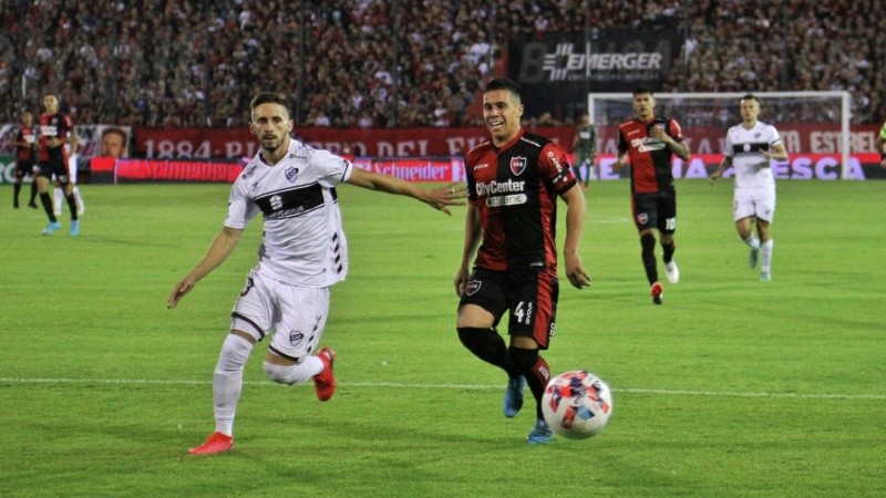 Panchito González encara por izquierda en el primer tiempo.