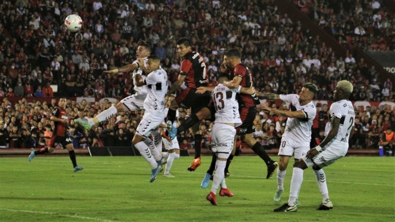El cabezazo de Garro para el 1-0 en el Parque.