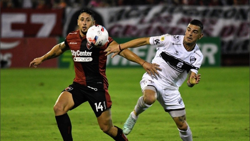 El uruguayo Méndez empuja y va.