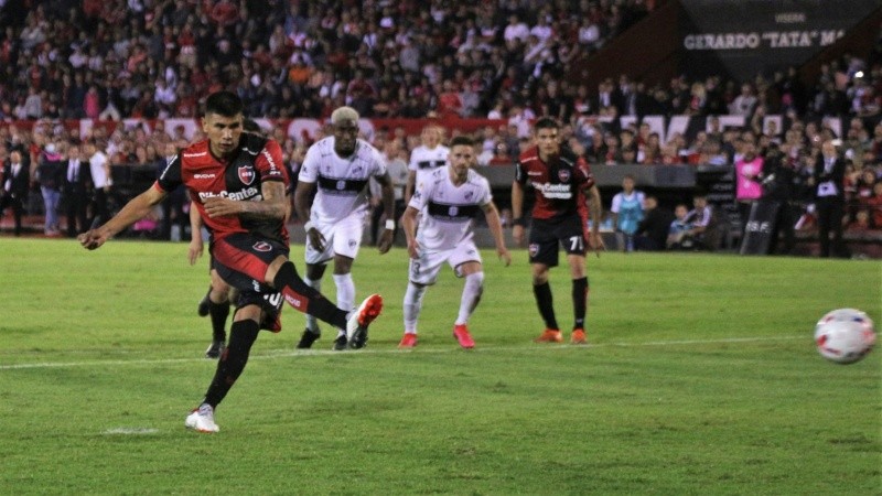 Castro ejecutó con clase el penal para el 2-1.