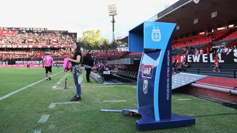 La cabina preparada al costado del campo, antes del inicio del partido.
