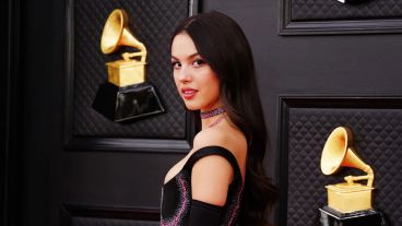 Olivia Rodrigo, la gran revelación de la noche, también fue una de las más llamativas al momento de atravesar la red carpet