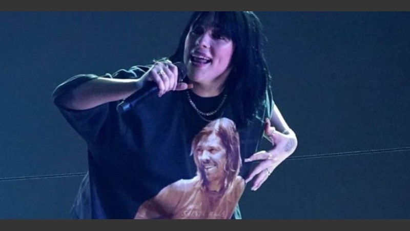 Al término de la actuación de la intérprete de Bad Guy, diversos asistentes en la gala la ovacionaron con un gran aplauso al gran momento que propició la artista