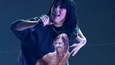 Al término de la actuación de la intérprete de Bad Guy, diversos asistentes en la gala la ovacionaron con un gran aplauso al gran momento que propició la artista