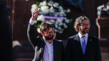 Boric y Cafiero en la ofrenda floral en el monumento a San Martín.