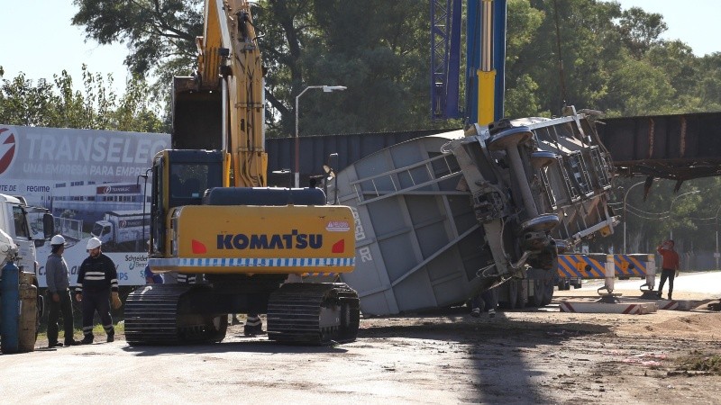Las máquinas trabajan en la zona y estiman que en 24 horas liberarán el tránsito.