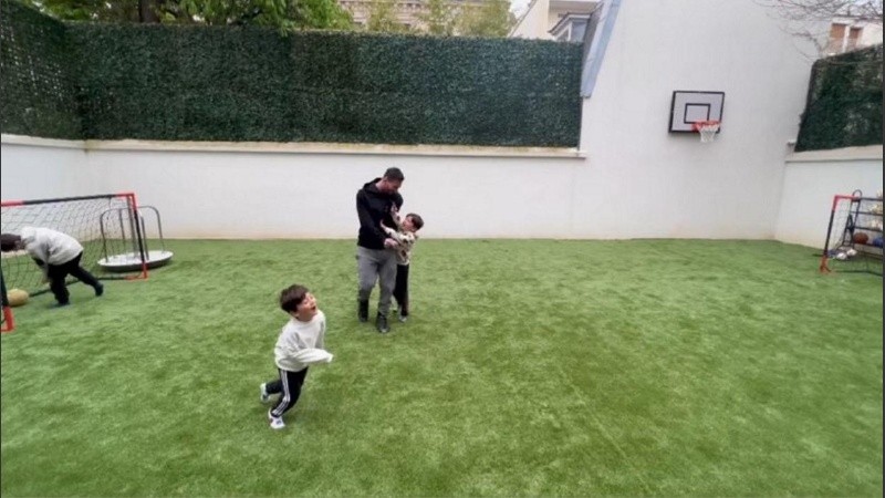 Messi jugando a la pelota con Thiago, Mateo y Ciro.