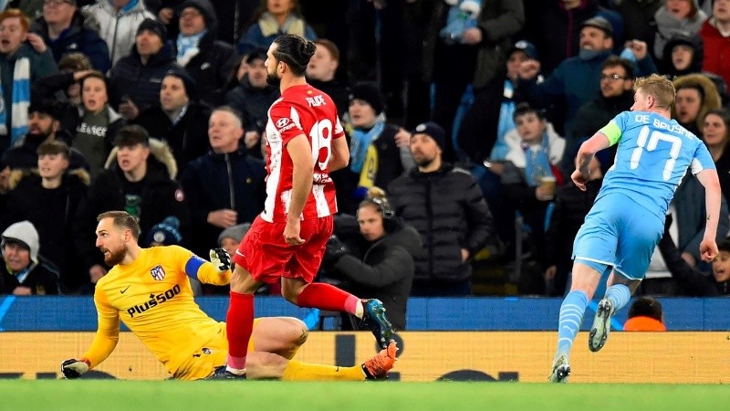 El belga De Bruyne define tras una gran asistencia de Foden.