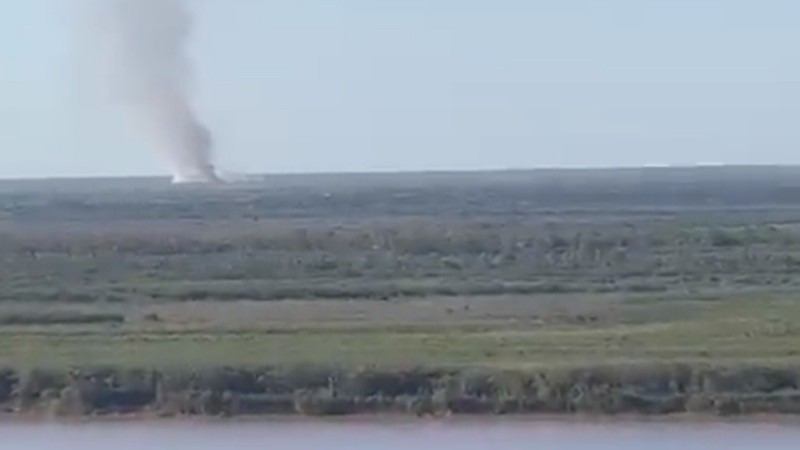 La columna de humo desde la costa central de Rosario.