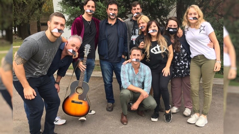El equipo de Radiópolis (Radio 2) junto a Tiago Galíndez (Piano Bar) en un homenaje con bigote bicolor a Charly García.
