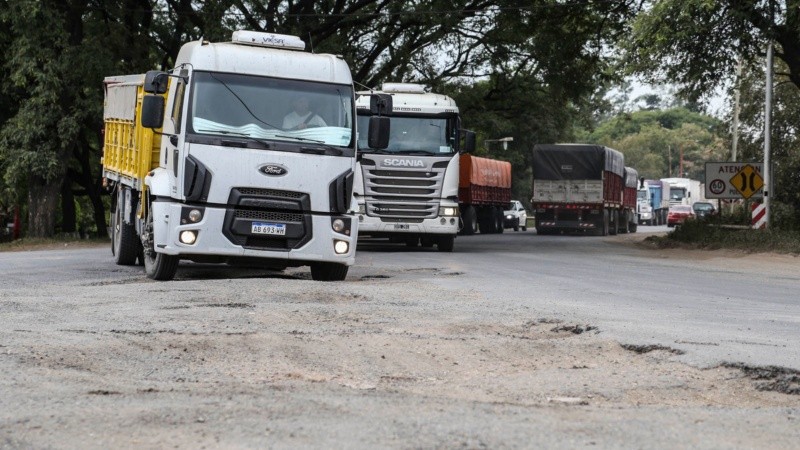 El cruce de las rutas 11 y 91 se encuentra con grandes baches sobre el asfalto por el intenso tráfico de camiones.