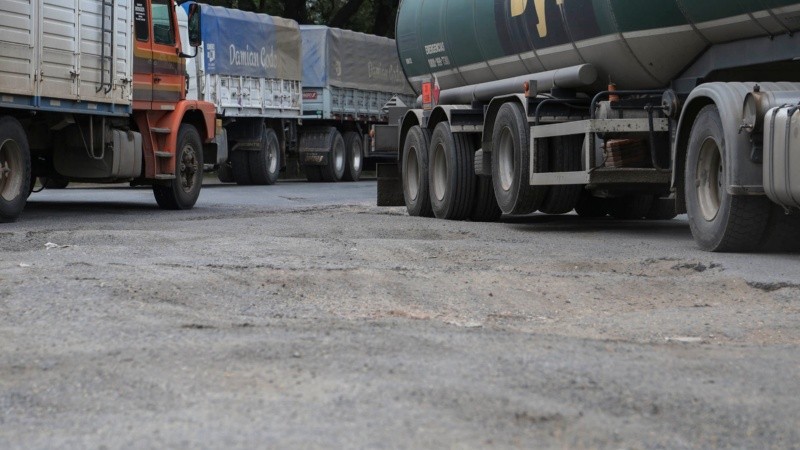 El asfalto se encuentra en muy mal estado en el triángulo que forman la 91 y la 11. 