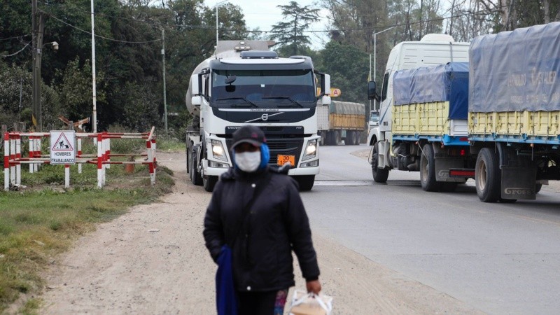 El ingreso a La Ribera es un desfiladero de camiones.