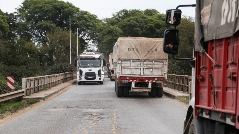 El intenso tránsito de camiones hacia los puertos del río Paraná.