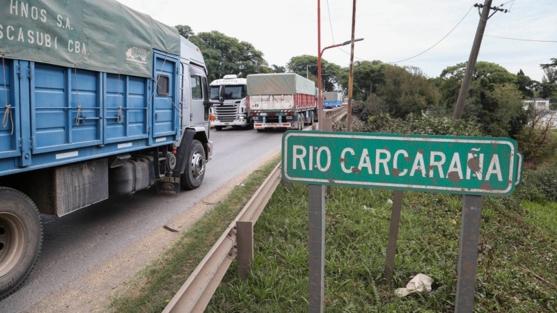 Miles de camiones utilizan por día el puente que cruza el río Carcaraña.