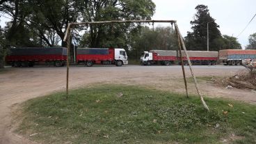 Camiones hacia los puertos del cordón Industrial. Vecinos aseguran que quedan atrapados en sus casas.
