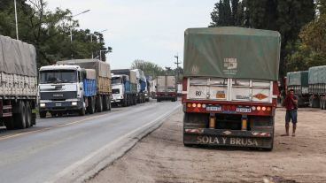 Panorama de la ruta 91 con camiones en ambas manos y en sus banquinas.
