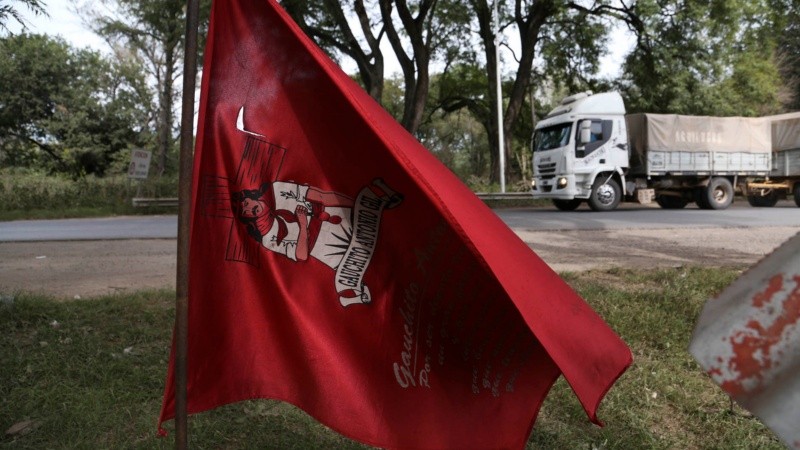 Un pequeño altar del Gauchito Gil en una de las banquinas de la ruta 11.
