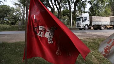 Un pequeño altar del Gauchito Gil en una de las banquinas de la ruta 11.