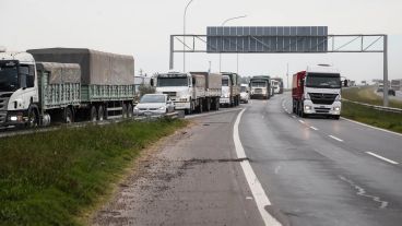 Autopista a Santa Fe con camiones en uno de los accesos a San Lorenzo norte.