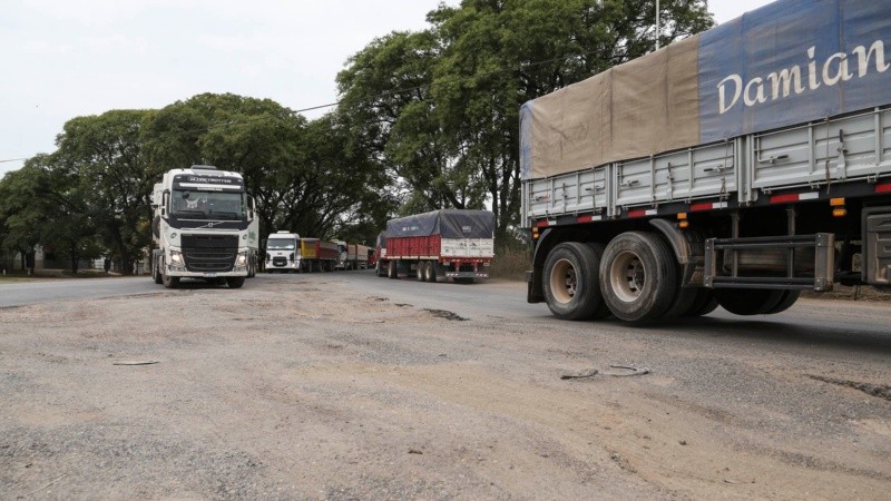 El estado del asfalto se encuentra en muy mal estado en la unión de las rutas 91 y 11. 