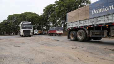 El estado del asfalto se encuentra en muy mal estado en la unión de las rutas 91 y 11.