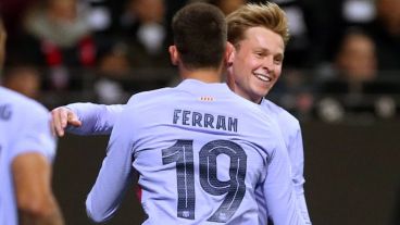 Ferran Torres celebra su gol junto con De Jong.