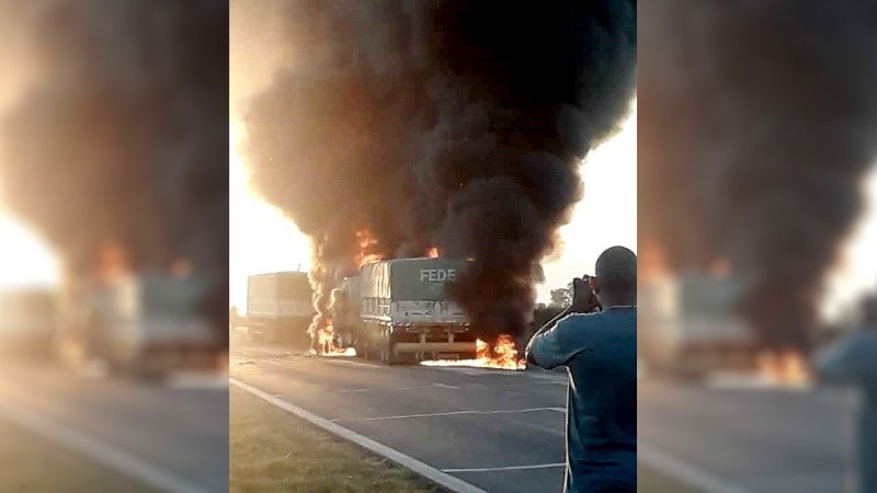 Un camión también terminó incendiado pero los fallecidos eran los ocupantes del auto.