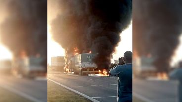 Un camión también terminó incendiado pero los fallecidos eran los ocupantes del auto.